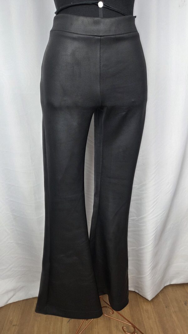 CALÇA EM CORINO MIIA (GG)